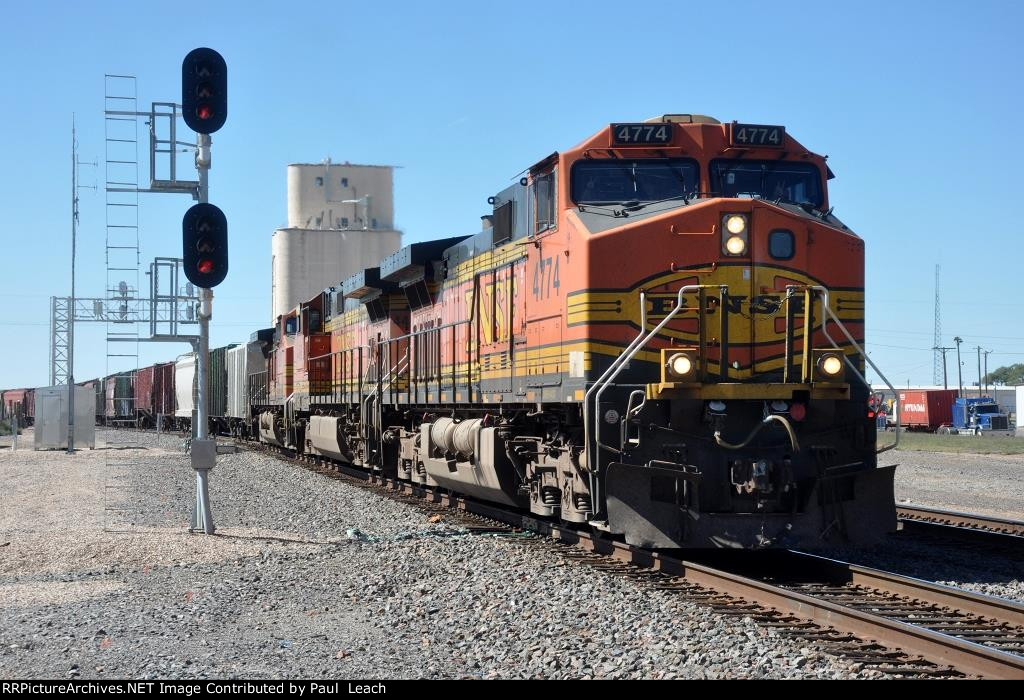 Grain train rolls east off the Lubbock Line